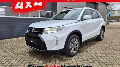 Cool white pearl metallic Neu 2025 Suzuki Vitara Comfort SUV | 25.590 € (Guter Preis)