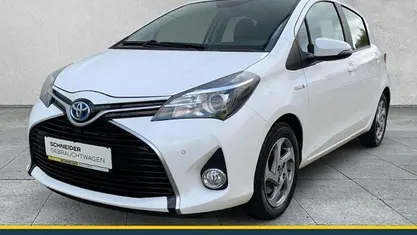 Weiß Gebraucht 2017 Toyota Yaris Hybrid Comfort Limousine | 12.390 € (Guter Preis)