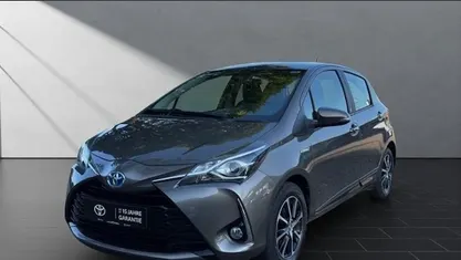 Grau Gebraucht 2018 Toyota Yaris Hybrid Limousine | 15.850 € (Teuer)