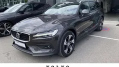 Grau Gebraucht 2023 Volvo V60 CC Plus Kombi | 36.490 € (Fairer Preis)