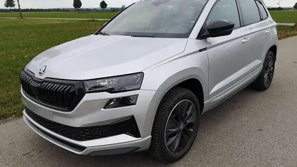 Reflexsilber metallic Neu 2025 Skoda Karoq SportLine SUV | 40.190 € (Fairer Preis)
