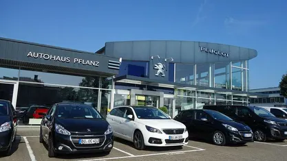 Gebraucht Peugeot e-208 Active 100 kW (136 PS) 2022 Weiss Kleinwagen