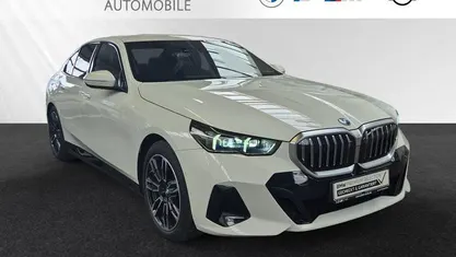 Gebraucht BMW 550e M Sport 489 PS (359 kW) 2025 Alpinweiss Limousine