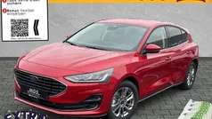 Fantastic red metallic Neu 2025 Ford Focus Titanium Limousine | 29.390 € (Fairer Preis)