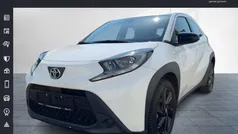 Schneeweiß Gebraucht 2023 Toyota Aygo Play Kleinwagen | 15.480 € (Fairer Preis)