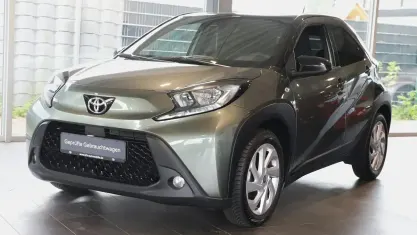 Gebraucht Toyota Aygo X Basis 72 PS (52 kW) 2022 Cardamon green metallic/ night sky black SUV