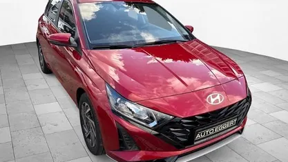 Neu Hyundai i20 Trend 101 PS (74 kW) 2025 Rot Limousine
