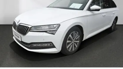 Gebraucht Skoda Superb Style 150 PS (110 kW) 2023 Moonweiß perleffekt Kombi