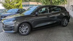 Grau, magnetic Gebraucht 2025 Ford Focus Titanium Limousine | 26.875 € (Fairer Preis)
