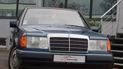 Gebraucht Mercedes E200 136 PS (100 kW) 1991 Blau Limousine