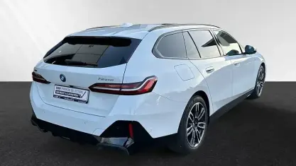 Gebraucht BMW 550e M Sport 489 PS (359 kW) 2025 Alpinweiss Kombi