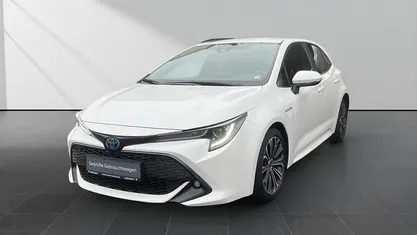 Pure) white ii (weiss Gebraucht 2019 Toyota Corolla Club Limousine | 20.990 € (Fairer Preis)