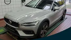 Silber Gebraucht 2024 Volvo V60 CC Plus Kombi | 41.990 € (Fairer Preis)