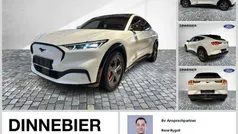 Weiß (metallic) Gebraucht 2022 Ford Mustang Mach-E SUV | 40.889 € (Fairer Preis)
