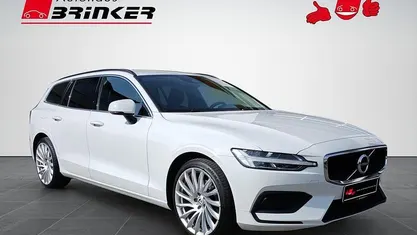 Gebraucht Volvo V60 Momentum 163 PS (119 kW) 2021 Ice white / solid Kombi