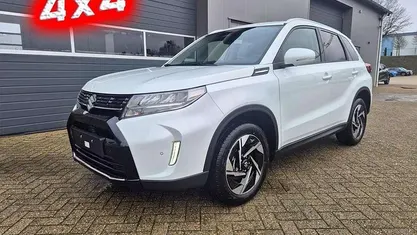 Cool white pearl metallic Neu 2025 Suzuki Vitara Comfort+ SUV | 27.490 € (Guter Preis)