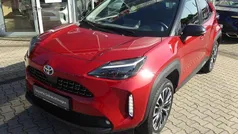 Karminarot / schwarz Gebraucht 2023 Toyota Yaris Cross SUV | 28.990 € (Fairer Preis)