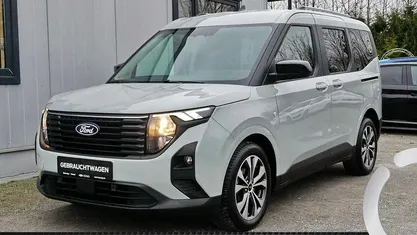 Grau Gebraucht 2024 Ford Tourneo Courier Titanium Van / Kleinbus | 24.490 € (Fairer Preis)