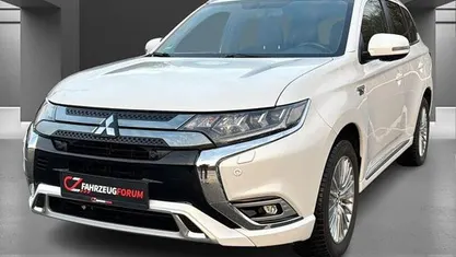 Weiß Gebraucht 2020 Mitsubishi Outlander P-HEV Plus SUV | 23.900 € (Fairer Preis)