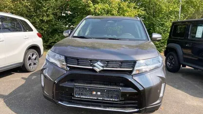 Grau Gebraucht 2024 Suzuki Vitara Comfort+ SUV | 23.390 € (Fairer Preis)