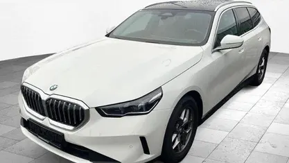 Gebraucht BMW 520 Comfort Edition 197 PS (144 kW) 2024 Alpinweiss iii Kombi
