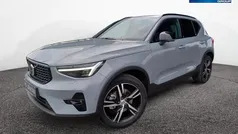 Grau / vapour grey Gebraucht 2025 Volvo XC40 Plus SUV | 36.990 € (Fairer Preis)