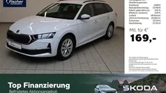 Moonweiß metallic Gebraucht 2024 Skoda Octavia Selection Kombi | 29.940 € (Fairer Preis)