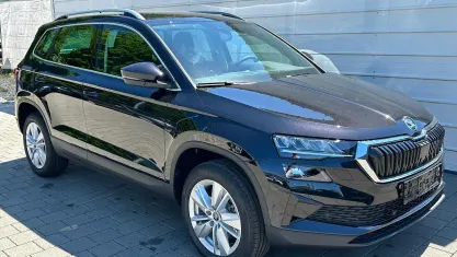 Neu Skoda Karoq 150 PS (110 kW) 2026 Black magic perleffekt SUV