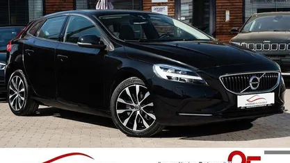 Onyx black / metallic Gebraucht 2019 Volvo V40 Momentum Kombi | 10.950 € (Guter Preis)