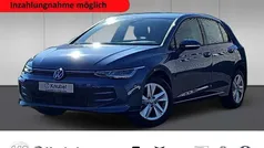 Anemonenblau metallic Gebraucht 2024 VW Golf VIII Life Limousine | 24.990 € (Fairer Preis)