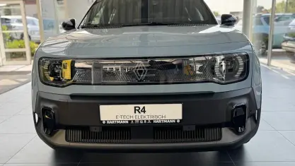 Second-hand Renault 4 E-Tech Komfort 110 kW (150 CP) 2025 Albastru SUV