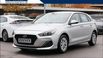 Platinum silver Gebraucht 2019 Hyundai i30 Select Limousine | 10.970 €