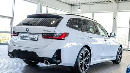 Gebraucht BMW 330e M Sport 299 PS (219 kW) 2025 Kombi