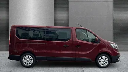 Karmesinrot Neu 2025 Renault Trafic Equilibre Van / Kleinbus | 41.790 € (Fairer Preis)
