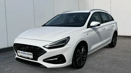 Gebraucht Hyundai i30 Trend 160 PS (117 kW) 2023 Atlas white Kombi