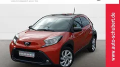 3u4)/ black mica (209) (rot Gebraucht 2022 Toyota Aygo Comfort Kleinwagen | 15.590 € (Fairer Preis)