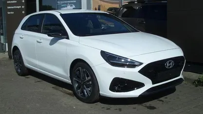 Weiss Neu 2025 Hyundai i30 Advantage Limousine | 25.490 € (Fairer Preis)