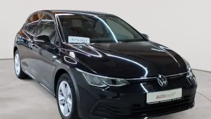Gebraucht VW Golf VIII Life 131 PS (96 kW) 2023 Deep black perleffekt Limousine