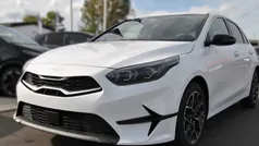 Deluxeweiß metallic Gebraucht 2024 Kia Ceed 4 Limousine | 24.890 € (Fairer Preis)