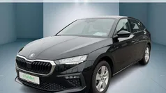 Schwarz (blackmagic perleffekt (schwarz (metallic) Gebraucht 2024 Skoda Scala Essence Kleinwagen | 17.960 € (Guter Preis)