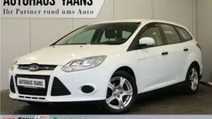 Frostweiß Gebraucht 2014 Ford Focus Ambiente Limousine | 8.449 €