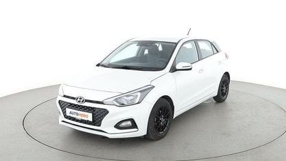 Używany Hyundai i20 Select 83 KM (61 kW) 2019 Biały Sedan/Limuzyna