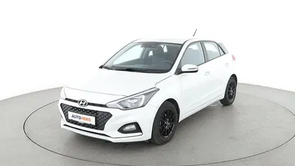 Używany Hyundai i20 Select 83 KM (61 kW) 2019 Biały Sedan/Limuzyna