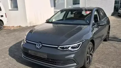 Gebraucht VW Golf VIII Style 150 PS (110 kW) 2024 Grau Limousine
