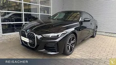 Saphirschwarz metallic Gebraucht 2024 BMW 420 Comfort Edition Coupé | 43.949 € (Fairer Preis)