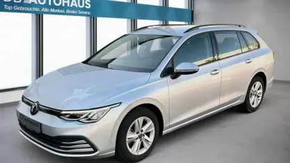 Begagnad VW Golf VIII Life 110 HK (80 kW) 2024 Silver Kombi