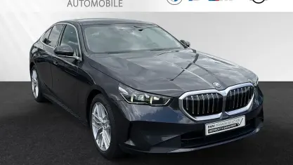 Gebraucht BMW 550e Comfort Edition 489 PS (359 kW) 2024 Sophistograu brillanteffekt metallic Limousine