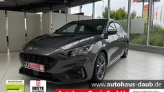 Grau Gebraucht 2020 Ford Focus ST-Line Limousine | 12.220 € (Guter Preis)