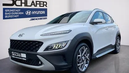 Gebraucht Hyundai Kona Edition 30+ 141 PS (103 kW) 2022 Atlas white / sol SUV
