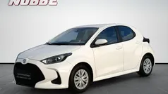 Weiß Gebraucht 2022 Toyota Yaris Comfort Limousine | 12.990 € (Fairer Preis)